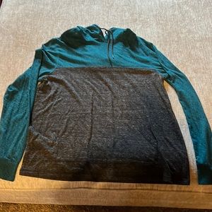 Men’s size extra large hooded long sleeve shirt